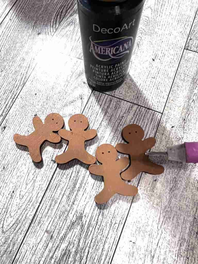 gingerbread men painted Deco Art Honey Brown with eyes added