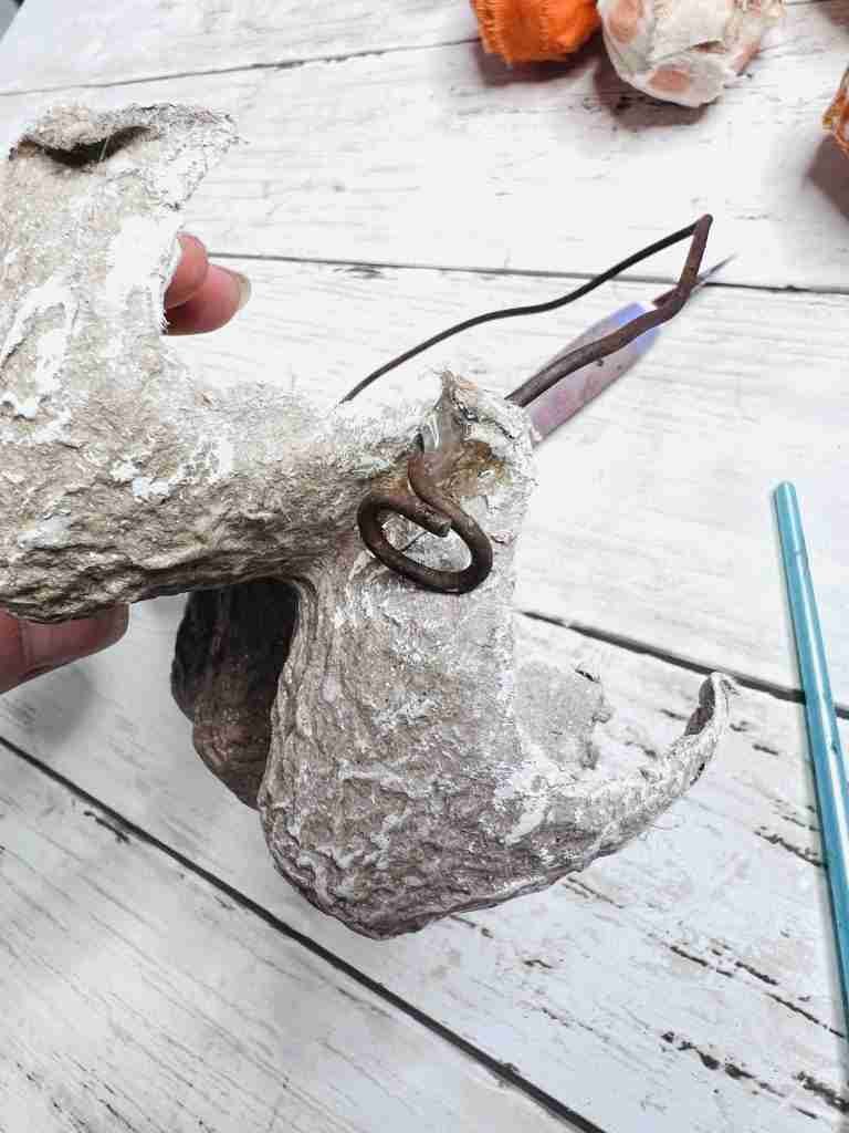 wire inserted into side of egg carton