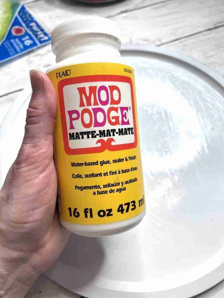 pizza pan with layer of Mod Podge applied