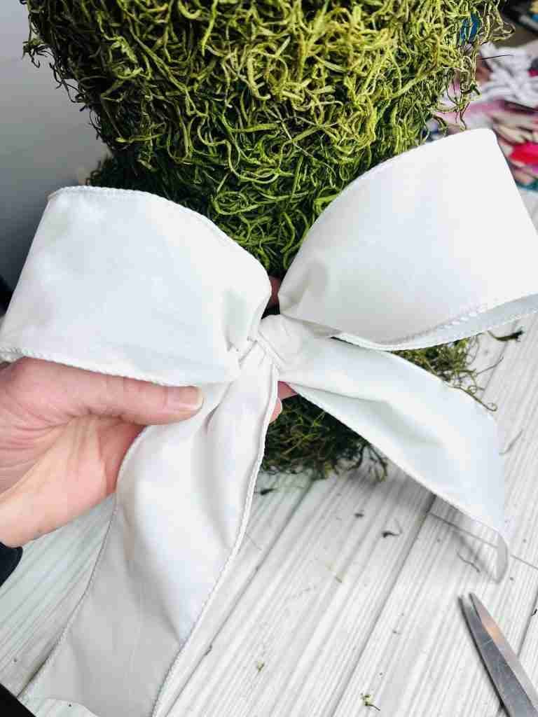 bow made from white ribbon